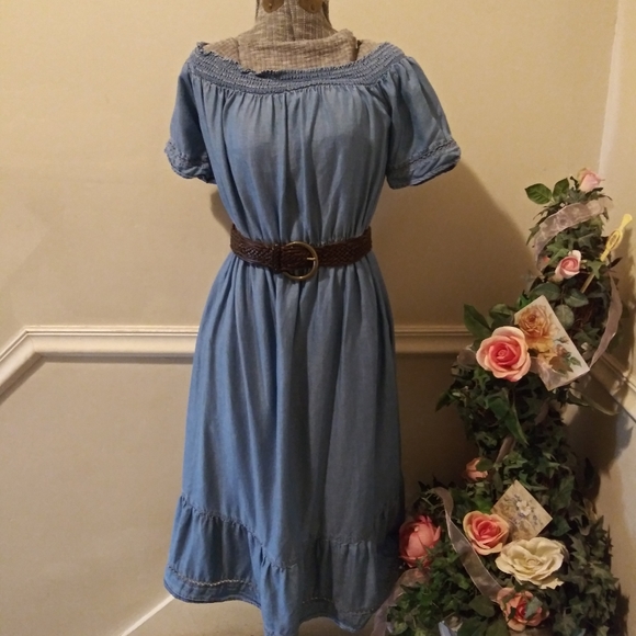 Old Navy Dresses & Skirts - EUC Old Navy Chambray Peasant Style Midi Dress